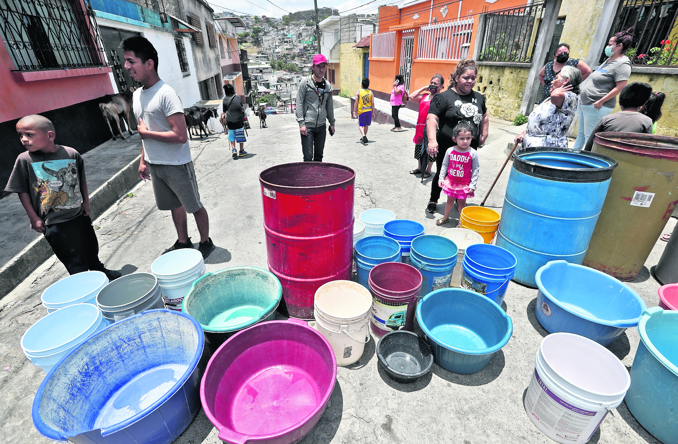 Ante la escasez, algunos vecinos buscan diversos mecanismos para proveerse de agua. (Foto Prensa Libre: Erick Ávila)