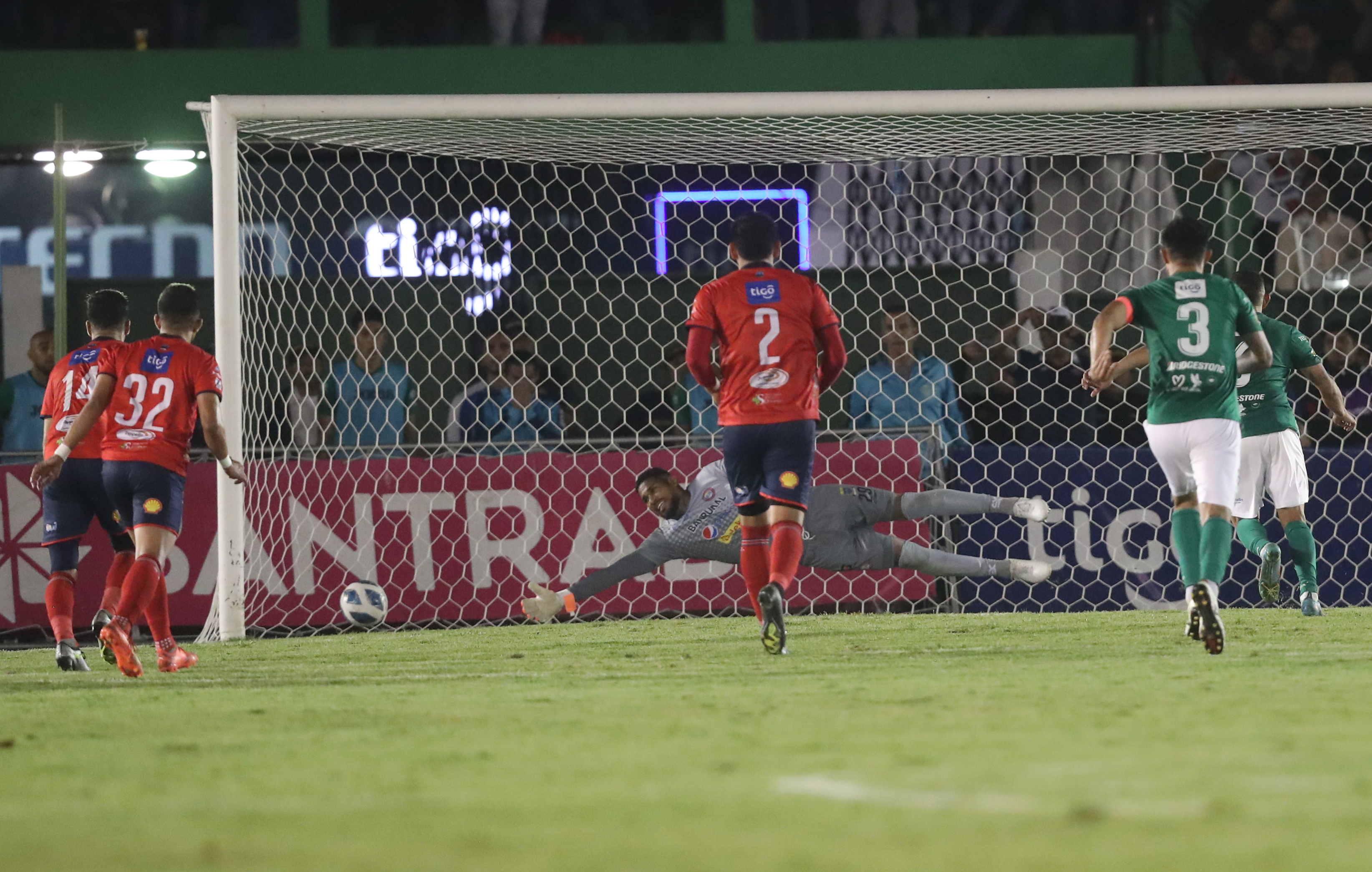 José Calderón no pudo detener el segundo gol de Antigua GFC tras el remate de Carlos Mejía. (Foto Prensa Libre: Esbin García)