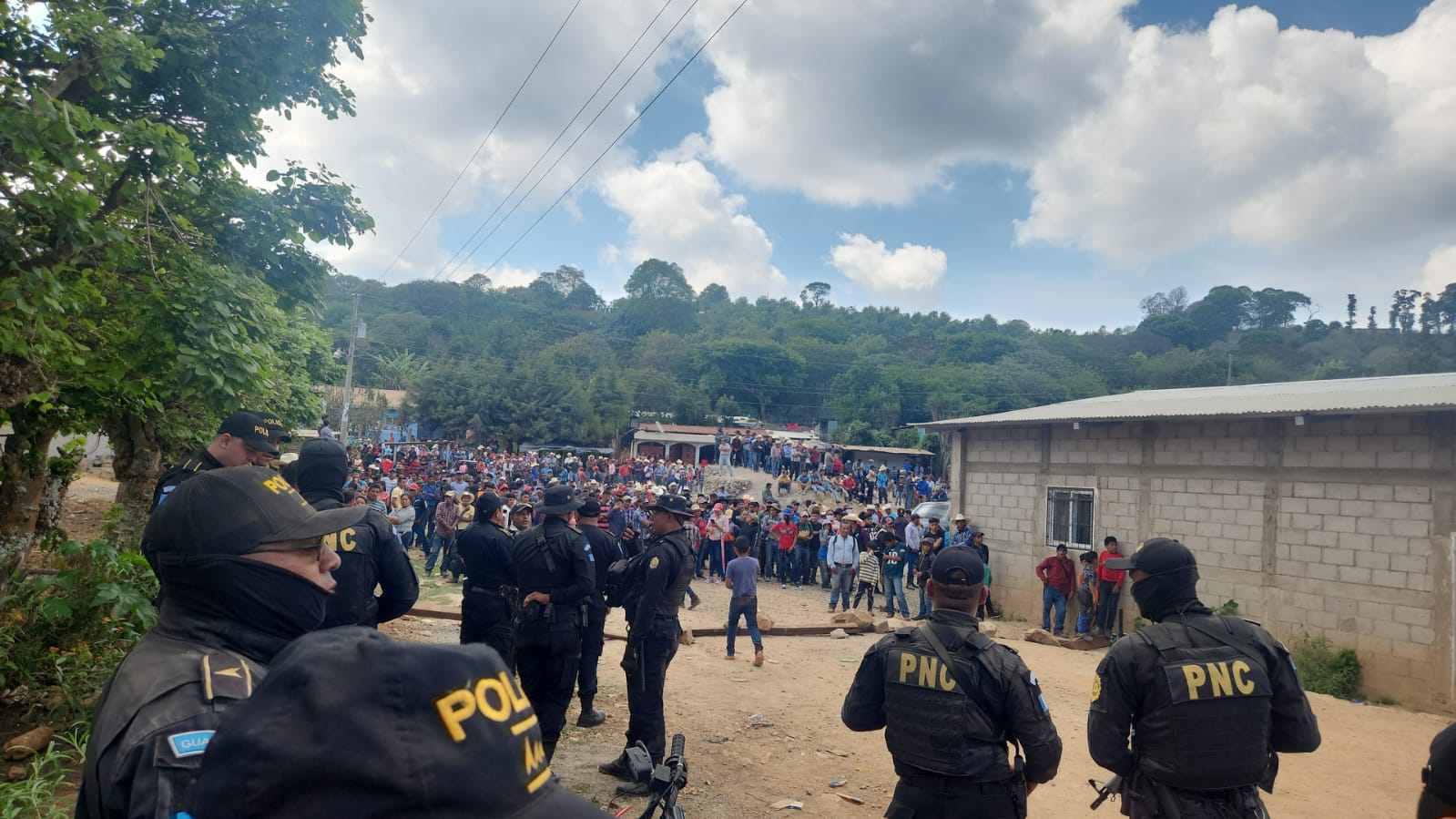 Agentes de la PNC fueron retenidos en Jutiapa por un conflicto con la energía eléctrica. (Foto Prensa Libre: PNC)