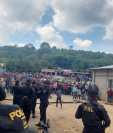 Agentes de la PNC fueron retenidos en Jutiapa por un conflicto con la energía eléctrica. (Foto Prensa Libre: PNC)