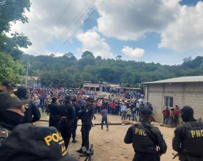 Agentes de la PNC permanecen nueve horas retenidos por vecinos del cantón Valencia, Jutiapa, vinculados a conexiones irregulares al servicio de luz