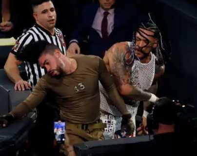 Sillas, palos y una mesa rota: así se vivió la pelea de Bad Bunny contra Damien Priest en el evento “Backlash” de la WWE