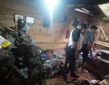 Socorristas atendieron a los integrantes de una familia en Carchá, Alta Verapaz, luego de que una piedra de grandes proporciones cayera en su casa. (Foto Prensa Libre: Bomberos Voluntarios)