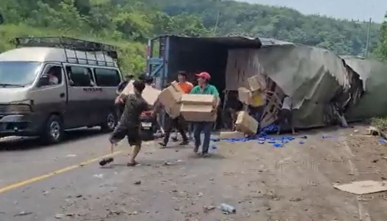Video: personas se arriesgaron en medio del tránsito para llegar a tráiler accidentado y llevarse mercadería