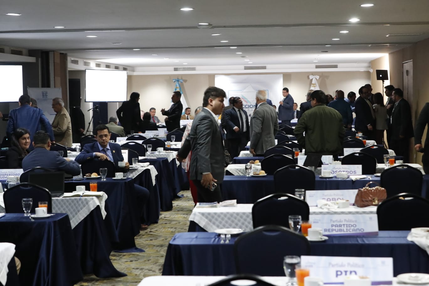 Magistrados del TSE y fiscales de partidos políticos participan en reunión