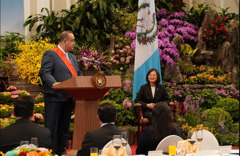 En su reciente viaje a Taiwán, la presidente de este país entregó al presidente de Guatemala la “Orden del Jade Brillante con Gran Cordón”. Fotografía: Presidencia de Guatemala. 