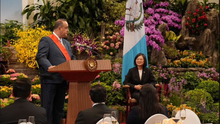 En su reciente viaje a Taiwán, la presidente de este país entregó al presidente de Guatemala la “Orden del Jade Brillante con Gran Cordón”. Fotografía: Presidencia de Guatemala. 
