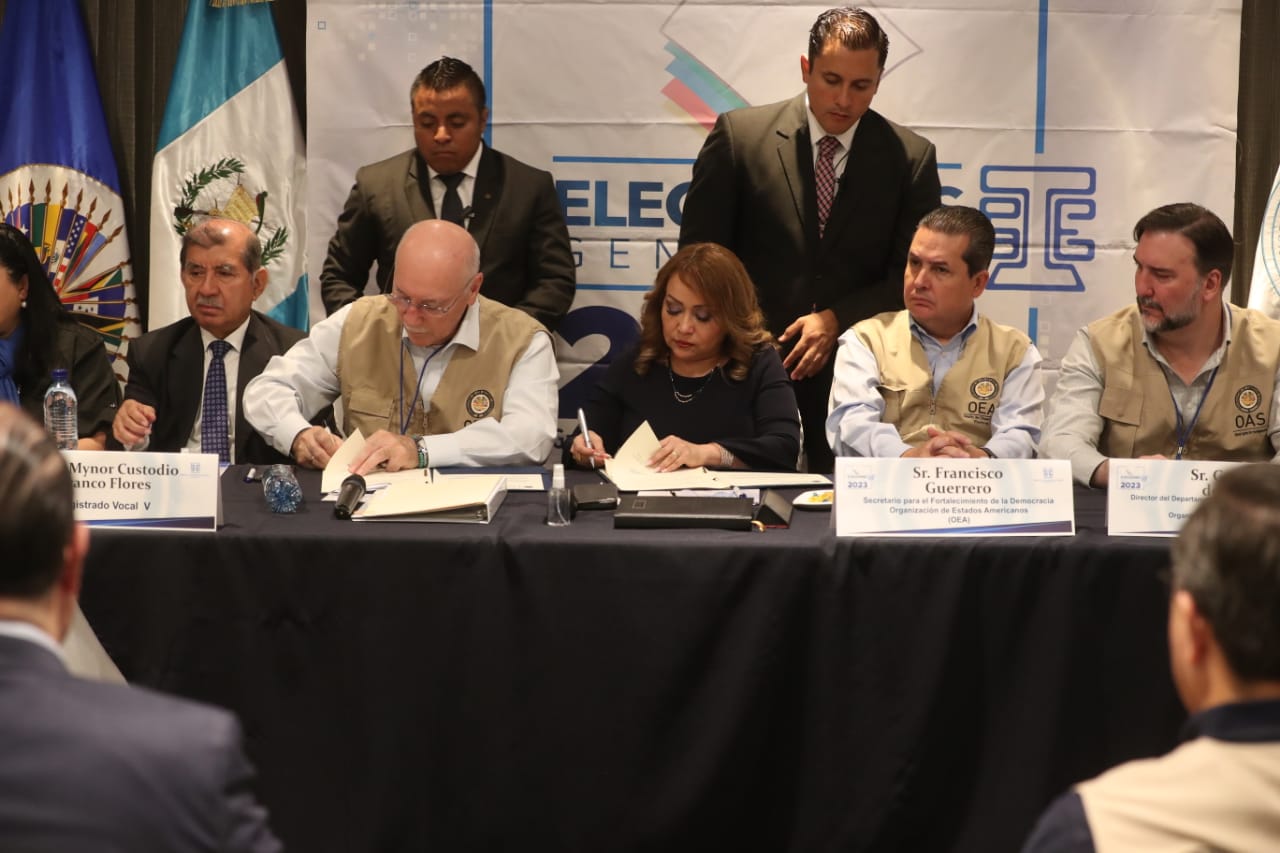 El pleno de Magistrados del Tribunal Supremo Electoral (TSE) suscribió un convenio con la Organización de Estados Americanos (OEA) para para la Misión de Observación Electoral que llegará a Guatemala para fiscalizar las Elecciones Generales 2023. (Foto Prensa Libre: Erick Ávila)