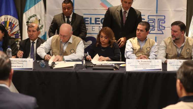 El pleno de Magistrados del Tribunal Supremo Electoral (TSE) suscribió un convenio con la Organización de Estados Americanos (OEA) para para la Misión de Observación Electoral que llegará a Guatemala para fiscalizar las Elecciones Generales 2023. (Foto Prensa Libre: Erick Ávila)