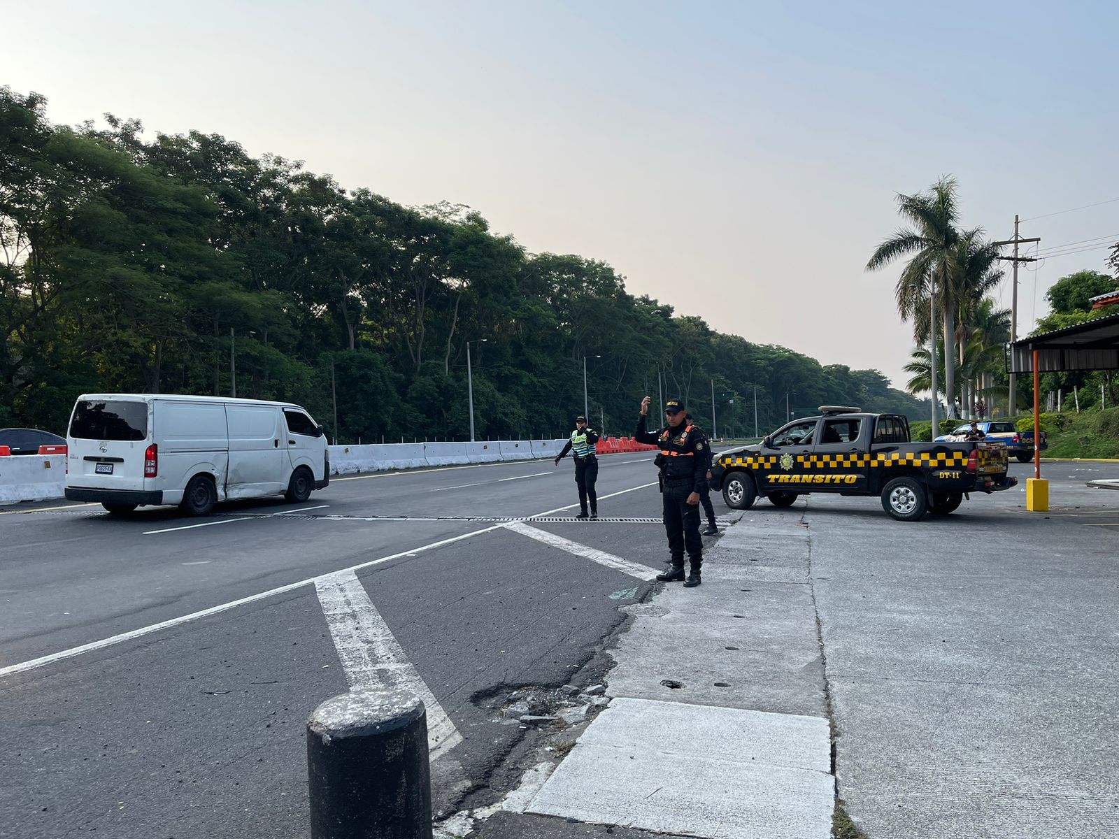 El Departamento de Tránsito de la PNC verificará que transportes de carga y pasajeros cumplan con requerimientos en la autopista Palín – Escuintla. (Foto Prensa Libre: Mingob)