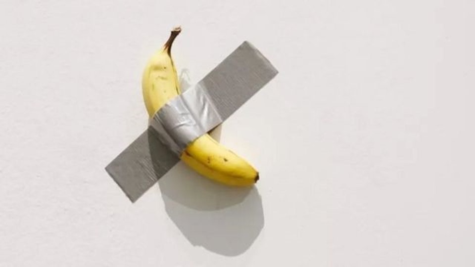 Un estudiantes se come una banana expuesta en un museo porque no había desayunado