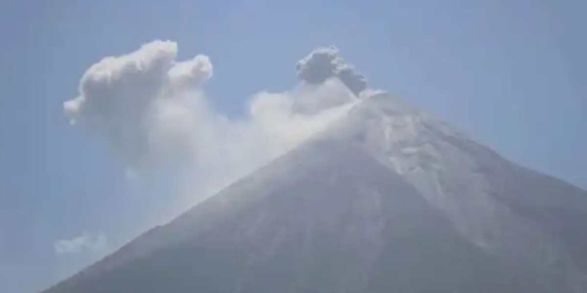 Servicio Sismológico de Guatemala: Volcán de Fuego mantiene actividad explosiva y lanza ceniza