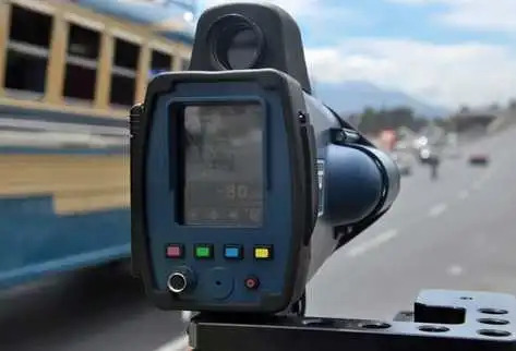 Los agentes de tránsito pueden imponer multas y no notificarlas en el momento al propietario del vehículo, pero luego aparecen en el sistema. (Foto Prensa Libre: Hemeroteca PL)