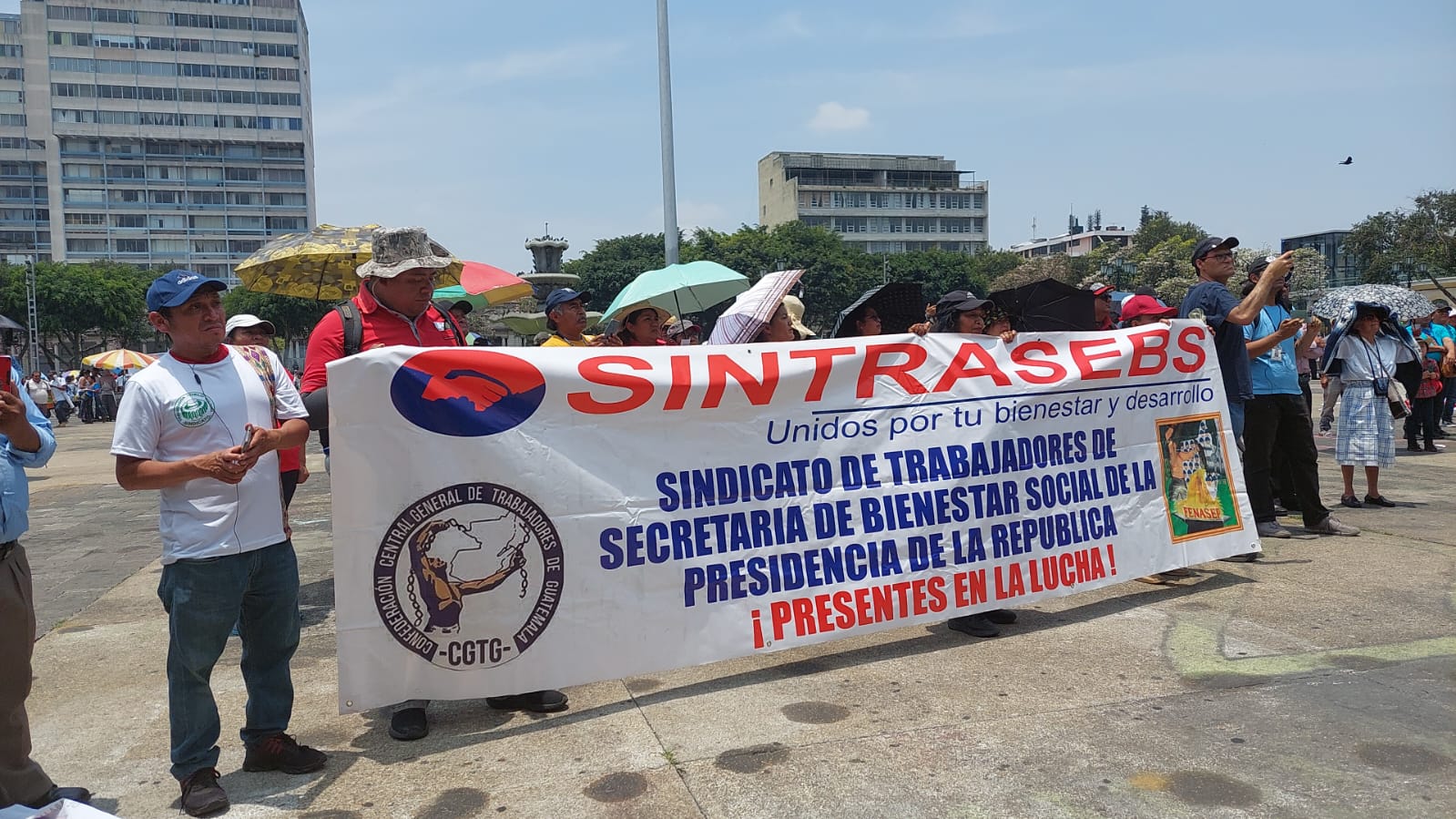 Distintos grupos sindicales y sociales se reunieron en la Plaza de la Constitución. Fotografía: Prensa Libre (Roberto López). 