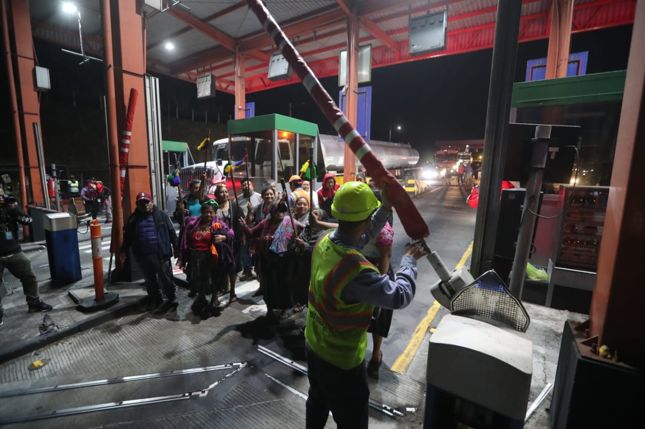 Fotos: las imágenes que narran cómo fue el retiro del peaje en la autopsita Palín-Escuintla'