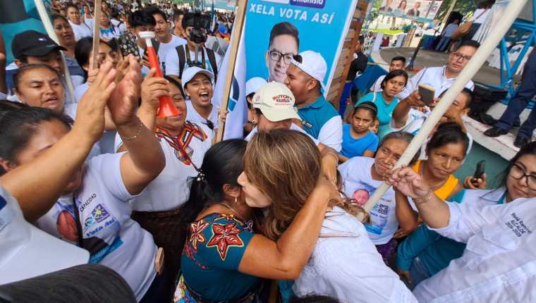 Zury Ríos, candidata presidencial de la coalición Valor-Unionista, se deja abrazar por simpatizantes. (Foto Prensa Libre: Mynor Toc)
