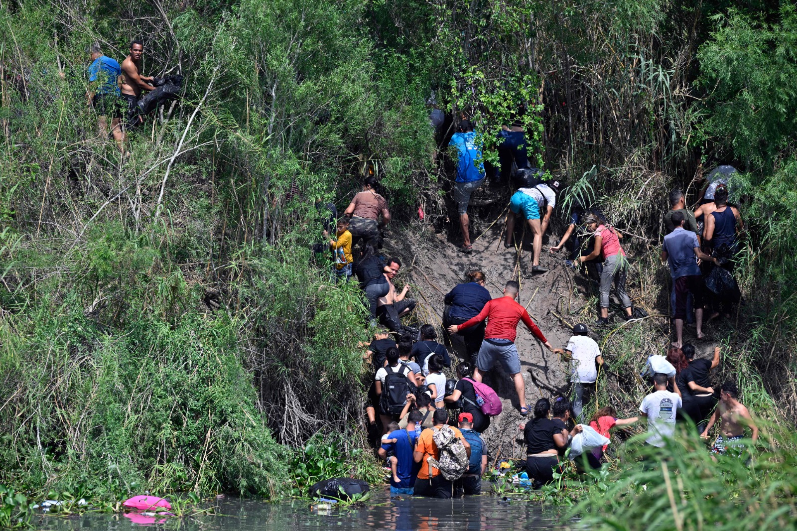 MIgrantes cruzan Río Bravo