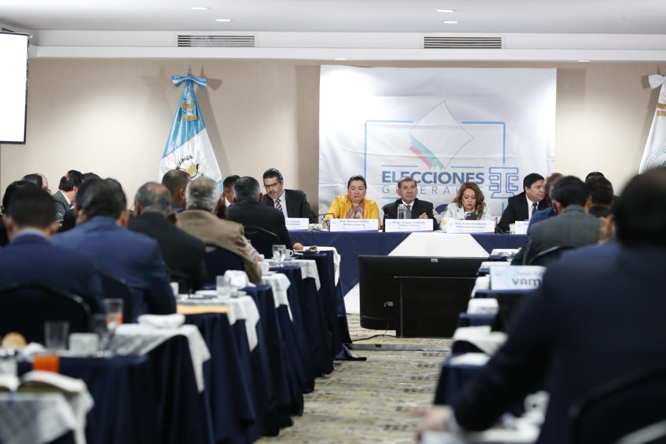 El Pleno del TSE explicó a los partidos que enviarán las papeletas de alcaldes bajo medidas de seguridad. Fotografía: Prensa Libre (María José Bonilla).  