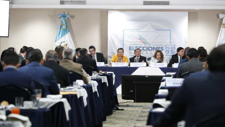 El Pleno del TSE explicó a los partidos que enviarán las papeletas de alcaldes bajo medidas de seguridad. Fotografía: Prensa Libre (María José Bonilla). 