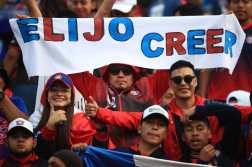 Aficionados de Xelajú MC con la pancarta "Elijo creer"
