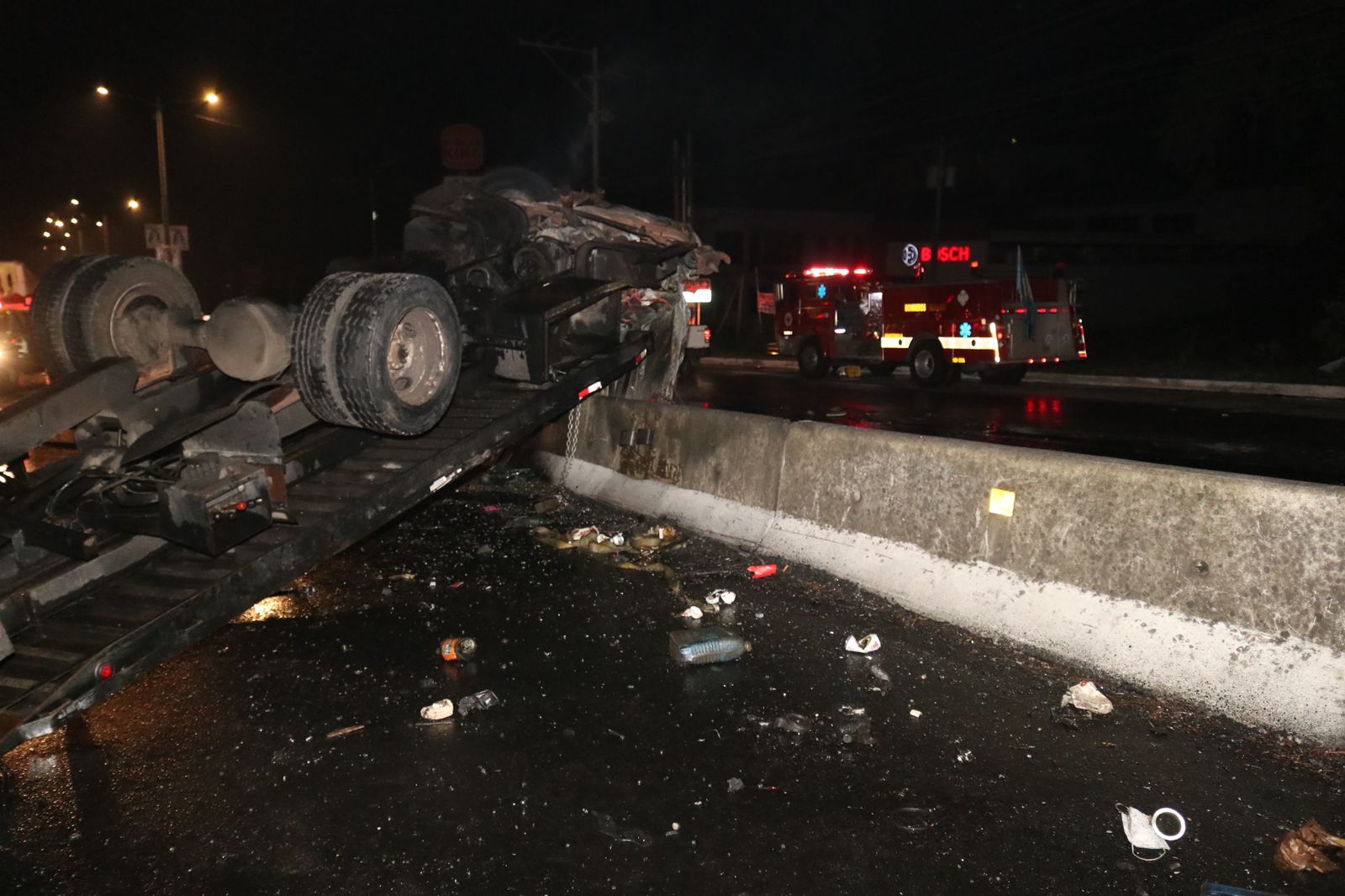 La grúa permaneció varios minutos volcada hasta que fue retirada del lugar. Fotografía: Bomberos Voluntarios,