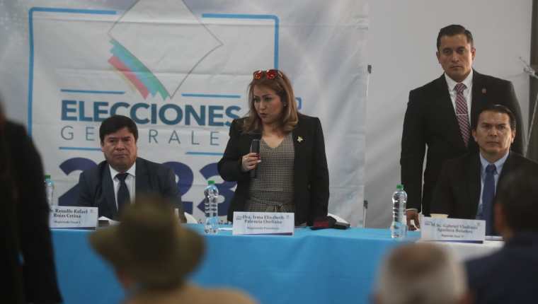Los magistrados del TSE escucharon recomendaciones de los fiscales referentes al arte de las papeletas. Fotografía: Prensa Libre (Juan Diego González). 