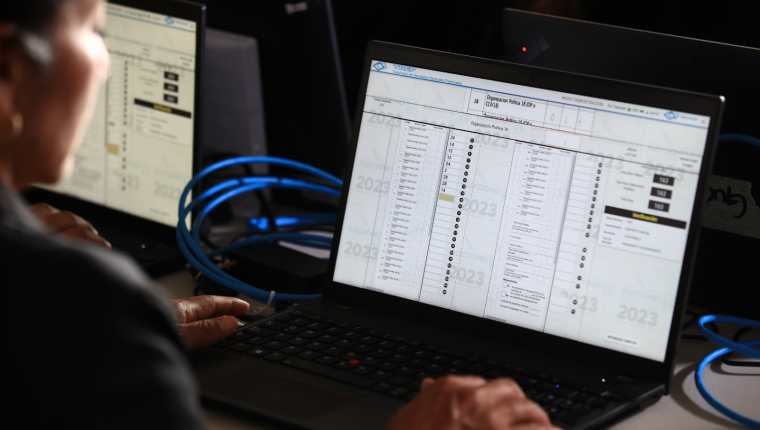 Para el simulacro nacional de votaciones de este 3 de junio participará el cien por cieno de informáticos del TSE. Fotografía: Prensa Libre (Carlos Hérnandez). 