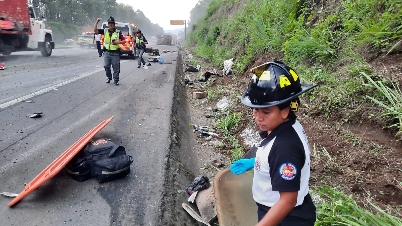 Una rancha de accidente que involucran vehículos de transporte pesado  se ha registrado en la autopista Palín-Escuintla. (Foto Prensa Libre: Bomberos Voluntarios) 