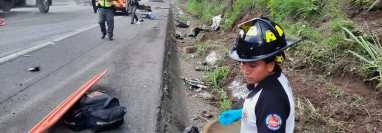 Una rancha de accidente que involucran vehículos de transporte pesado  se ha registrado en la autopista Palín-Escuintla. (Foto Prensa Libre: Bomberos Voluntarios) 