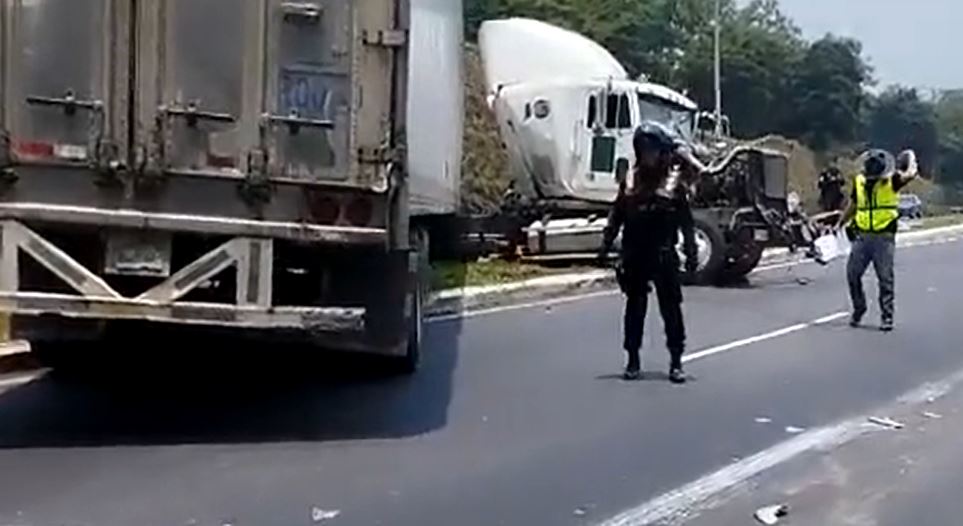 Accidente de tránsito el km 40 de la ruta al Pacífico, en la autopista Palín-Escuintla, en donde dos vehículos se vieron involucrados.  (Foto Prensa Libre: Provial)