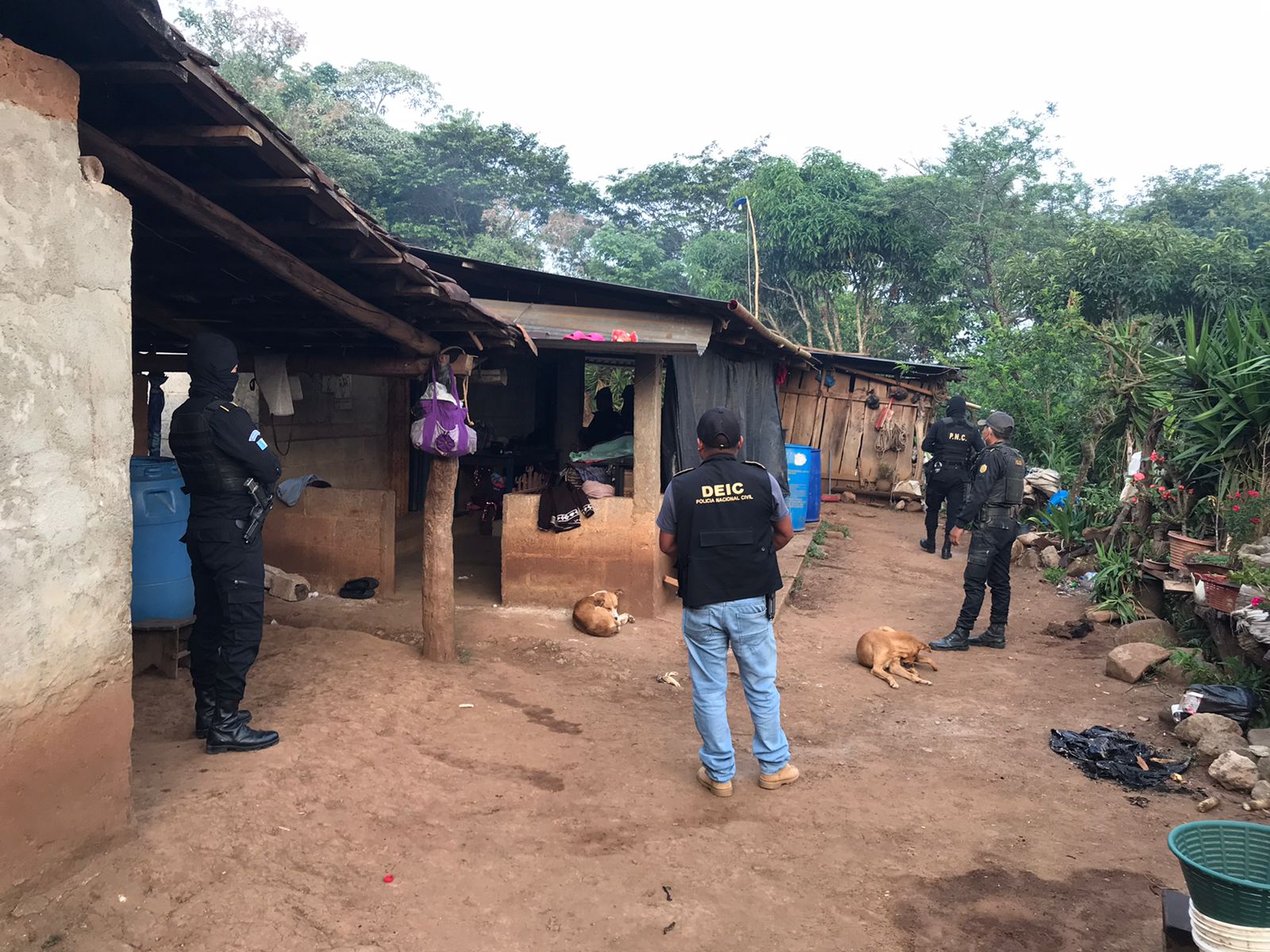 Policía Nacional Civil y Ministerio Público desarrollaron este 10 de mayo allanamientos en una aldea de Jalapa en seguimiento de una masacre que ocurrió a inicios de abril de 2023. (Foto Prensa Libre: PNC)