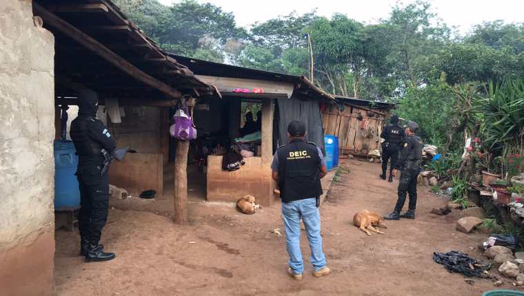 Policía Nacional Civil y Ministerio Público desarrollaron este 10 de mayo allanamientos en una aldea de Jalapa en seguimiento de una masacre que ocurrió a inicios de abril de 2023. (Foto Prensa Libre: PNC)