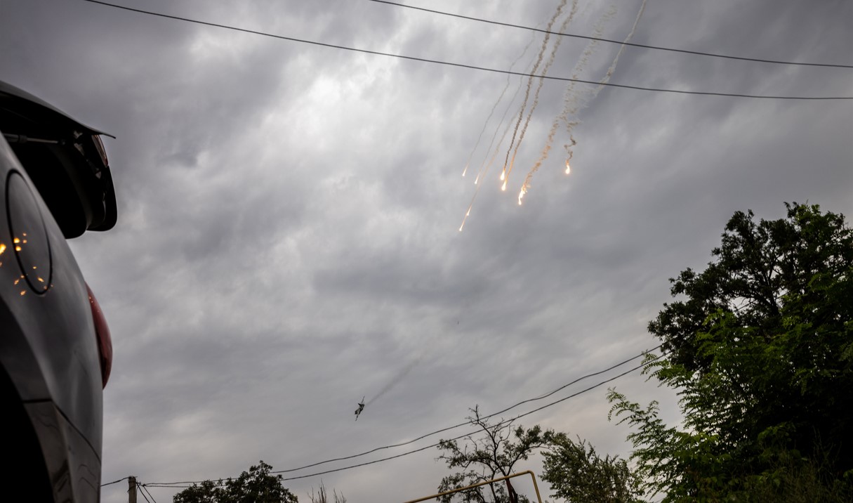 Un avión de combate, cuya afiliación no está clara, baja en picada sobre Soledar, Ucrania, el 26 de agosto de 2022. (Jim Huylebroek/The New York Times).