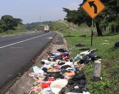 Basureros clandestinos y desechos en cunetas: usuarios temen deterioro de la Autopista Palín-Escuintla y también exigen seguridad