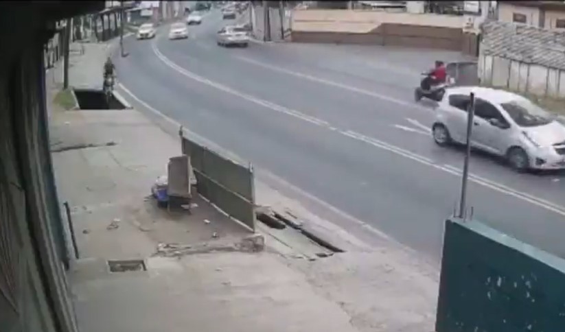 Un cámara de seguridad muestra el momento en que el motorista cae a la hondonada (izquierda). (Foto: Twitter)