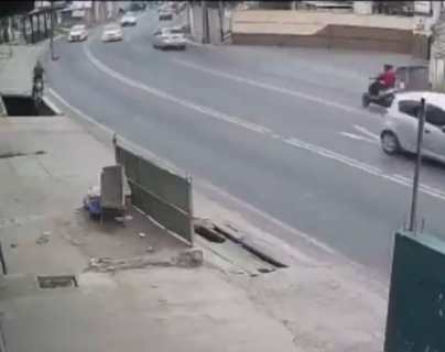Video: Cámara capta el momento en que un motorista muere al caer en una gran alcantarilla