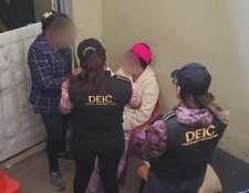 Gabriela Estefanía Caniz Estacuy, de 31 años, fue notificada en carceleta de la subestación de PNC de Sololá sobre los tres delitos que la procesarán. (Foto Prensa Libre: PNC)