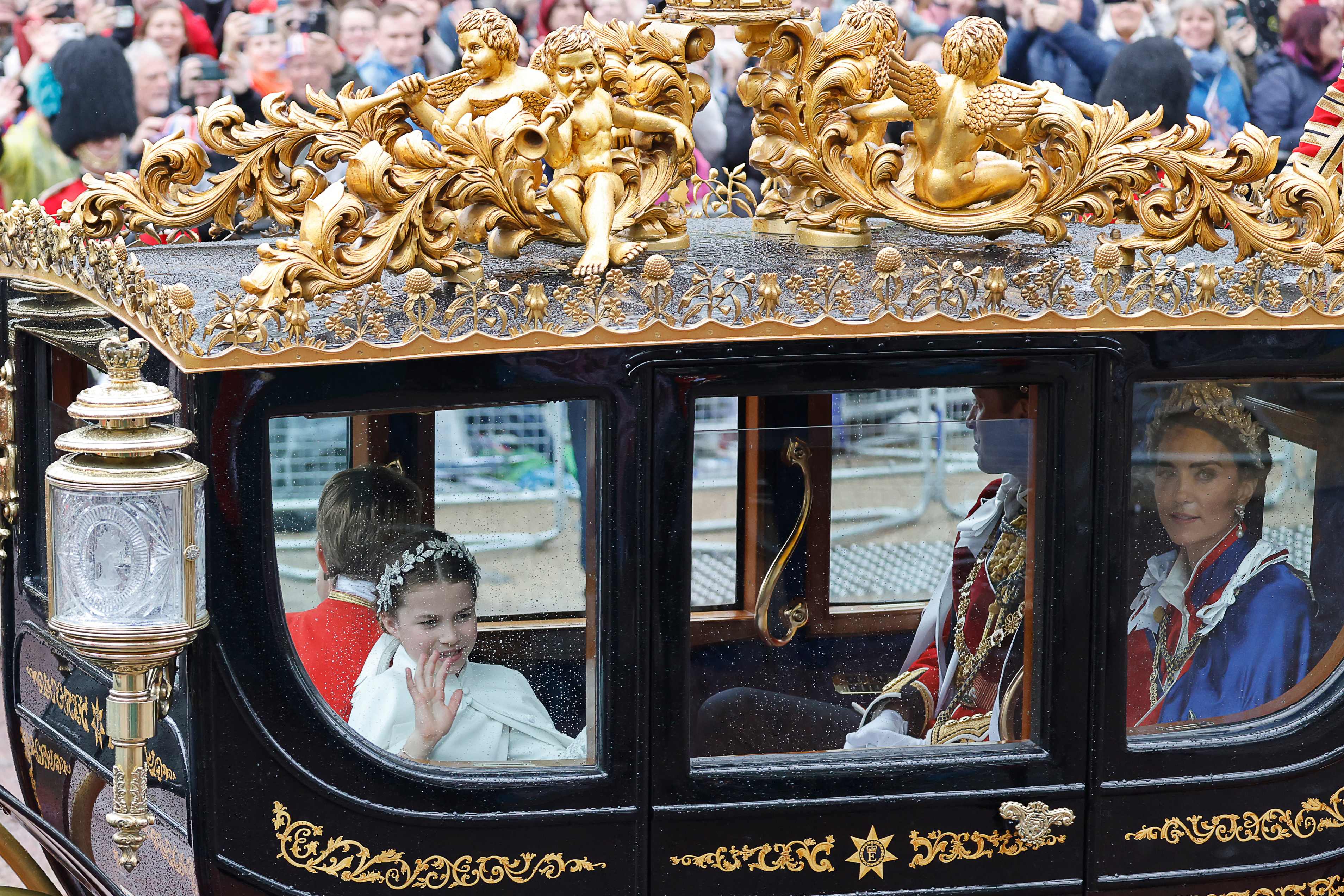 Catalina, la princesa de Gales (derecha) y la princesa británica Carlota de Gales (izquierda) viajan de regreso al Palacio de Buckingham desde la Abadía de Westminster.  (Foto Prensa Libre: AFP)