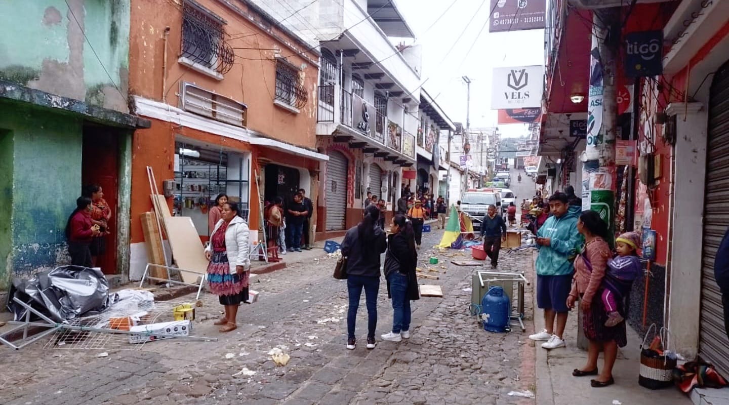 Un vehículo tipo sedán, por causas desconocidas, arrolló a varias personas y causó daños a ventas ambulantes en la 5a avenida zona 1 de Chichicastenango, Quiché. (Foto Prensa Libre: Bomberos Municipales Departamentales).