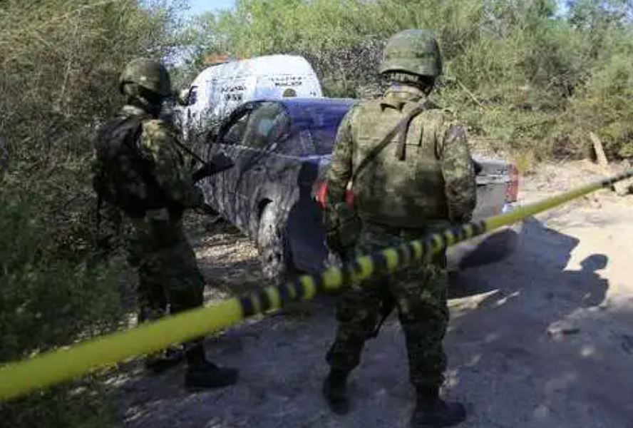 La violencia armada en México no se detiene, y se ha vuelto tan común como el hallazgo de fosas clandestinas. En la foto, soldados del ejército mexicano cerca de donde hallaron fosas con restos humanos hace varios años. (Foto Prensa Libre: AFP)
