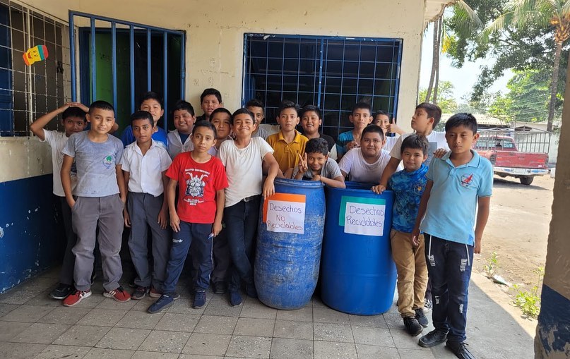 El movimiento Haciendo Eco lleva a cabo capacitaciones sobre el reciclaje a escuelas. Recientemente efectuaron un concurso en el que varios establecimientos lograron reciclar más de 62 mil libras de materiales reciclables. (Foto: Haciendo Eco)