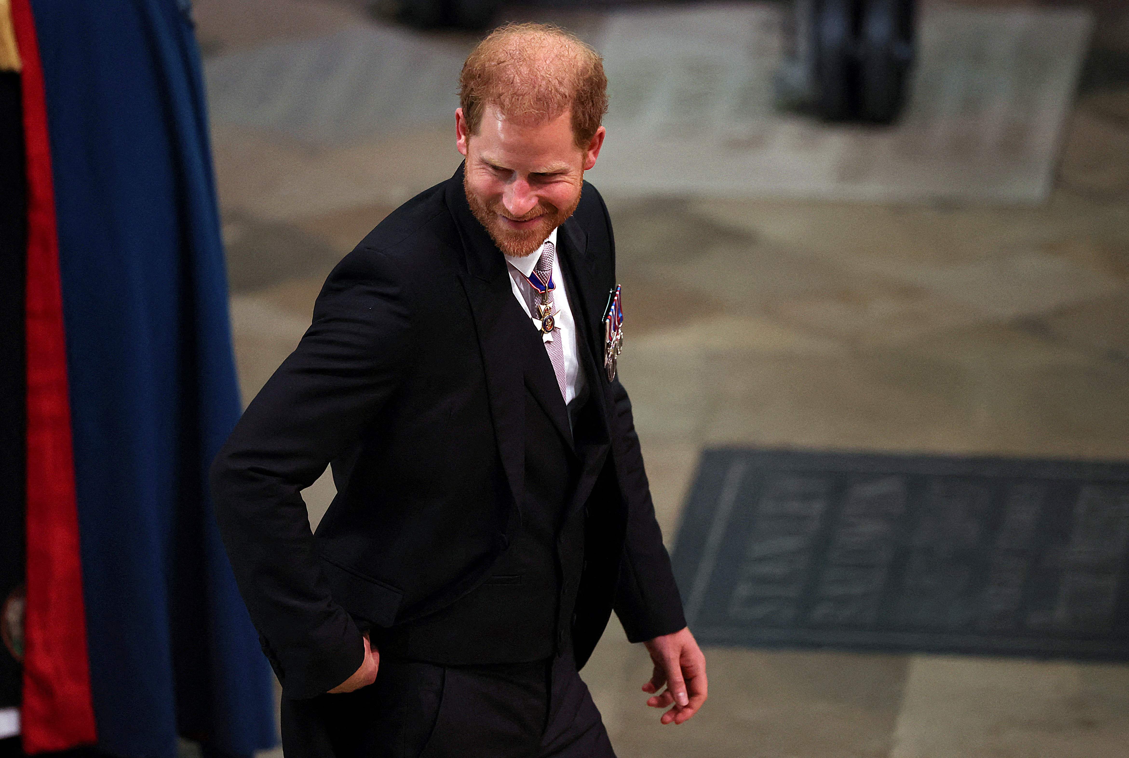 El príncipe Enrique, duque de Sussex, llega a la Abadía de Westminster en el centro de Londres.  (Foto Prensa Libre: AFP)
