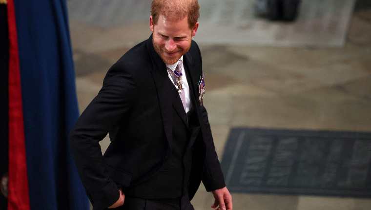 El príncipe Enrique, duque de Sussex, llega a la Abadía de Westminster en el centro de Londres.  (Foto Prensa Libre: AFP)