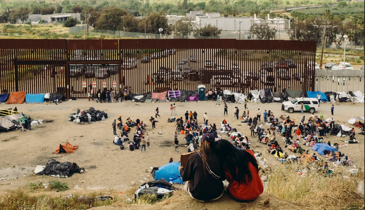 Un campamento de migrantes entre los muros fronterizos que separan a San Diego de Tijuana, México, el jueves 11 de mayo de 2023. (Mark Abramson/The New York Times)