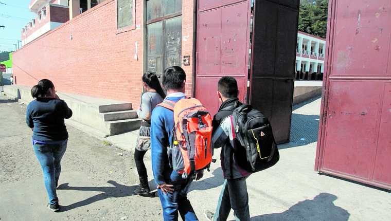 Especialistas en seguridad confirman que estudiantes han sido vÃctimas de acoso por parte de pandilleros dentro y fuera de los establecimientos educativos. (Foto Prensa Libre: Hemeroteca PL)