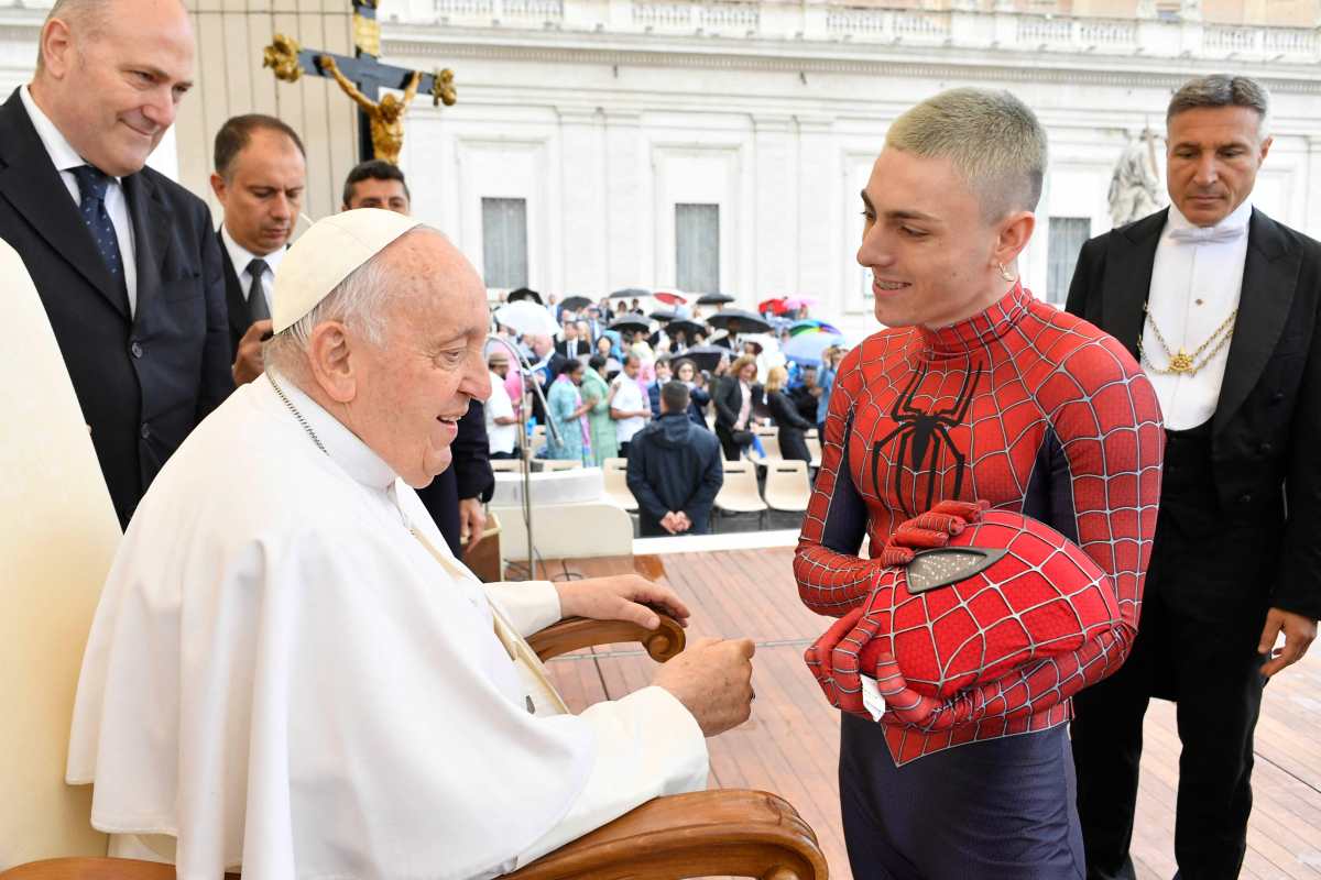 Video: el momento en que el papa Francisco saluda a Spiderman en el Vaticano y cuál es su historia