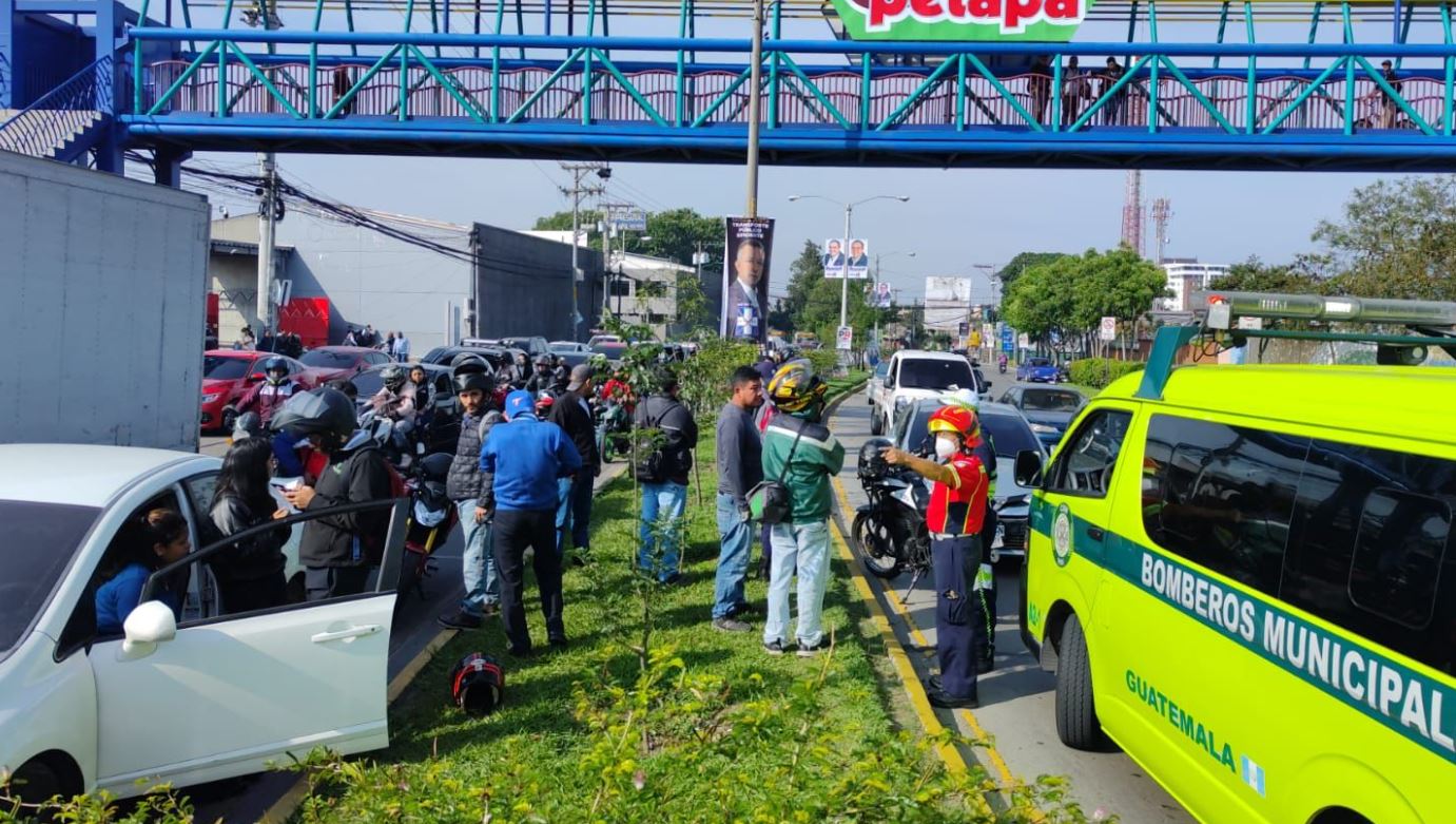 Cierre vial por un incidente en la avenida Petapa y 43 calle de la zona 12, en el tramo que va al norte. (Foto Prensa Libre: PMT) 