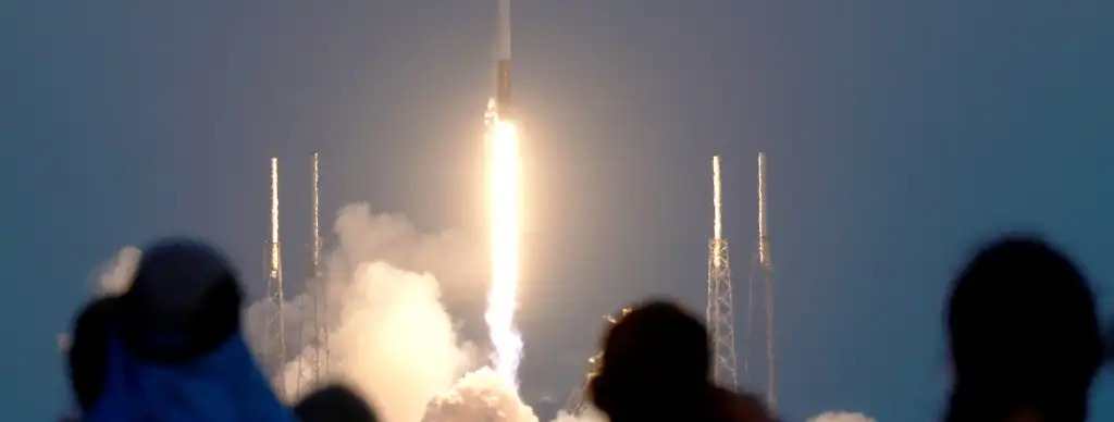 Un cohete de la compañía SpaceX puso en órbita los satélites que permiten ofrecer internet de banda ancha. (Foto Prensa Libre: AFP)