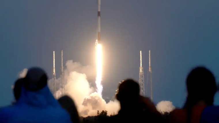 Un cohete de la compañía SpaceX puso en órbita los satélites que permiten ofrecer internet de banda ancha. (Foto Prensa Libre: AFP)