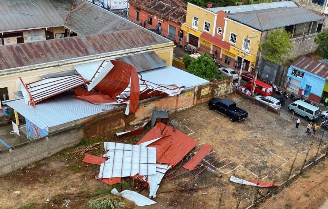 La estructura se desprendió desde un edificio contiguo e impactó en el techo de una de las aulas de la escuela. (Foto: Cruz Roja)